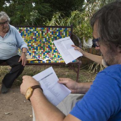 documentário El Pepe, una vida supremaIn this file picture taken on December 12, 2016 Uruguayan former President and guerrillas Jose Mujica (L) speaks during the shooting of an interview by director Emir Kusturica (R) at his home in Montevideo.A film about Mujica -a former member of the left-wing MLN-Tupumaros rebels -- nicknamed the Robin Hood guerrillas- is due to premiere at the Venice Film Festival starting on August 29, 2018. As well as robbing the rich to feed the poor, the MLN-Tuparamos committed a number of violent crimes, including kidnappings and murders, for which he remains unapologetic. / AFP PHOTO / Pablo PORCIUNCULA BRUNE