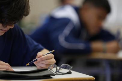  PORTO ALEGRE, RS, BRASIL, 22-11-2017: Turma do 3º ano do Ensino Médio durante prova de Química no Colégio Marista Champagnat. 70% das escolas privadas não terão 3º ano em 2018. O vácuo é decorrente da estreia do 9º ano do Ensino Fundamental em 2016, que abriu uma lacuna de série a cada ano letivo. (Foto: Mateus Bruxel / Agência RBS)