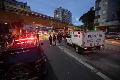  PORTO ALEGRE, RS, BRASIL - 2018.09.02 - Policiais e perícia bloqueiam avenida Protásio Alves, em Porto Alegre, após perseguição e tiroteio com um morto. (Foto: ANDRÉ ÁVILA/ Agência RBS)