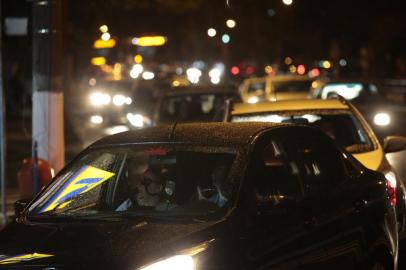  PORTO ALEGRE, RS, BRASIL, 02/09/2018 - Fila em postos de gasolina após boatos de greve dos caminhoneiros. (FOTOGRAFO: ANDRÉ ÁVILA / AGENCIA RBS)