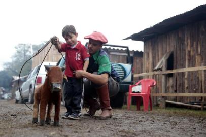  PORTO ALEGRE, RS, BRASIL, 02/09/2018 - Domingo no Acampamento Farroupilha. Na foto: Murilo Oliveira, 3 anos(FOTOGRAFO: ANDRÉ ÁVILA / AGENCIA RBS)