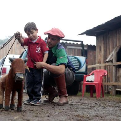  PORTO ALEGRE, RS, BRASIL, 02/09/2018 - Domingo no Acampamento Farroupilha. Na foto: Murilo Oliveira, 3 anos(FOTOGRAFO: ANDRÉ ÁVILA / AGENCIA RBS)