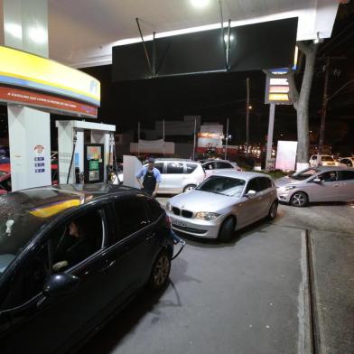  PORTO ALEGRE, RS, BRASIL, 02/09/2018 - Fila em postos de gasolina após boatos de greve dos caminhoneiros. (FOTOGRAFO: ANDRÉ ÁVILA / AGENCIA RBS)