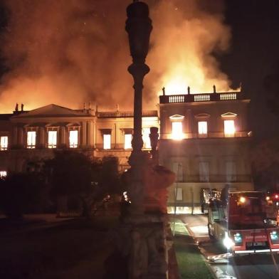  Rio de Janeiro (RJ), 02/09/2018, Museu Nacional / Incêndio - Incêndio no Museu Nacional, localizado na Quinta da Boa Vista, zona norte do Rio de Janeiro, na noite de domingo (02). Foto: Uanderson Fernandes/ Agência O GloboIndexador: Uanderson FernandesSecao: LocalFotógrafo: Cultura