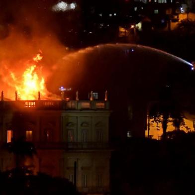 INCÊNDIO NO MUSEU NACIONALRJ - INCÊNDIO-MUSEU-NACIONAL - GERAL - Incêndio de grandes proporções atinge Museu Nacional, vinculado à Universidade Federal do Rio de Janeiro, na Quinta da Boa Vista, em São Cristóvão, no Rio de Janeiro (RJ), neste domingo (02). 02/09/2018 - Foto: MARCELLO DIAS/FUTURA PRESS/FUTURA PRESS/ESTADÃO CONTEÚDOEditoria: GERALLocal: RIO DE JANEIROIndexador: MARCELLO DIASFotógrafo: FUTURA PRESS