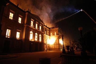 INCÊNDIO DESTRÓI ACERVO E PRÉDIO DO MUSEU NACIONAL DA QUINTA DA BOAVISTA, NO RIO DE JANEIRO NESTE DOMINGO (02)RJ - MUSEU NACIONAL / QUINTA DA BOA VISTA / INCÊNDIO / SÃO CRISTÓVÃO - CIDADES - Incêndio destrói acervo e prédio do Museu Nacional da Quinta da Boavista, em São Cristóvão, no Rio de Janeiro, neste domingo (02). 02/09/2018 - Foto: ALEXANDRE BRUM/AGÊNCIA O DIA/AGÊNCIA O DIA/ESTADÃO CONTEÚDOEditoria: CIDADESLocal: RIO DE JANEIROIndexador: ALEXANDRE BRUMFonte: Agência O DiaFotógrafo: AGÊNCIA O DIA