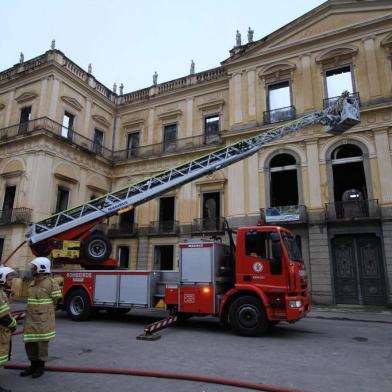 RJ - INCÊNDIO-MUSEU-NACIONAL-RESCALDO - GERAL - Bombeiros fazem trabalho de rescaldo no incêndio que atingiu o Museu Nacional, vinculado à Universidade Federal do Rio de Janeiro, na Quinta da Boa Vista, em São Cristóvão, no Rio de Janeiro (RJ), na manhã desta segunda-feira (4). 03/09/2018 - Foto: JOSE LUCENA/FUTURA PRESS/FUTURA PRESS/ESTADÃO CONTEÚDO