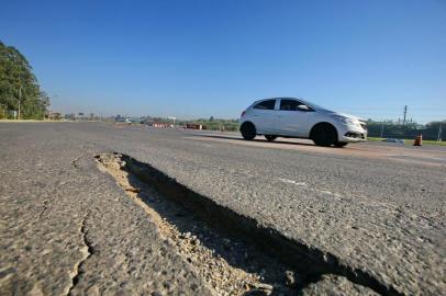  PORTO ALEGRE - BRASIL - Buracos na freeway treicho da rodovia entre Poa e Osório . 2 meses depois de a Concepa ter saído. Capital Litoral km 77 (FOTO: LAURO ALVES)