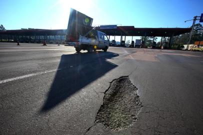  PORTO ALEGRE - BRASIL - Buracos na freeway treicho da rodovia entre Poa e Osório . 2 meses depois de a Concepa ter saído. Capital Litoral km 77 (FOTO: LAURO ALVES)