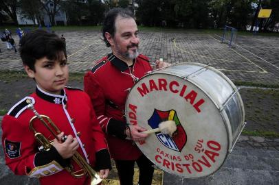  CAXIAS DO SUL, RS, BRASIL, 01/09/2018 - Banda do Cristóvão conseguiu reunir integrantes de formações antigas para desfile de 7 de Setembro. NA FOTO: da esq. para dir. - Victor Hugo Nascimento de Oliveira, e César Augusto Mendonça Pagliarin, 61. (Marcelo Casagrande/Agência RBS)