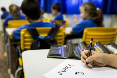 PICADA CAFÉ, RS, BRASIL, 23-04-2018: Crianças durante aula de alemão na Escola Municipal 25 de Julho. O município de Picada Café tem a melhor educação do Rio Grande do Sul, conforme o Índice de Desenvolvimento Socioeconômico (Idese), referente ao ano de 2015, divulgado pela Fundação de Economia e Estatística (FEE). O Idese avalia a situação socioeconômica dos municípios gaúchos quanto à educação, à renda e à saúde, considerando aspectos quantitativos e qualitativos do processo de desenvolvimento. O índice é composto de algumas variáveis como a taxa de matrícula na educação infantil e no ensino médio, as notas dos alunos do ensino fundamental na Prova Brasil e o percentual da população com ensino fundamental completo. (Foto: Mateus Bruxel / Agência RBS)