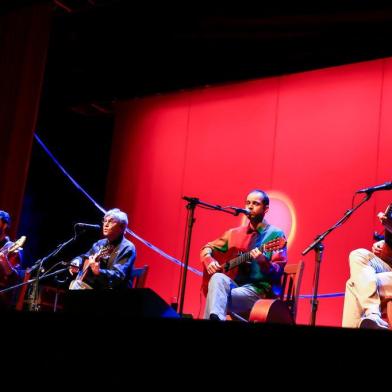  PORTO ALEGRE, RS, BRASIL, 19/12/2017 -  Caetano Veloso faz show no Araujo Vianna com os filhos Zeca, Moreno e Tom Veloso.  (FOTO ANDRÉA GRAIZ/AGÊNCIA RBS)Indexador: Andrea Graiz