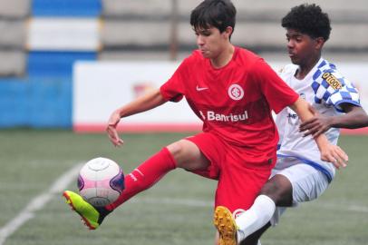 Enzo, filho de Fernandão, em ação no Sub-15 do Inter