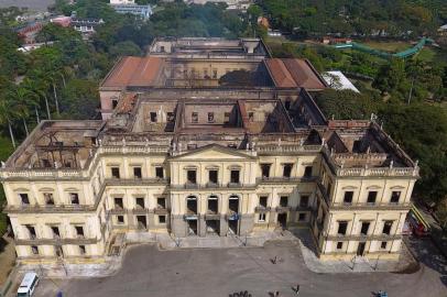 Rescaldo no museu Nacional levará mais de dois dias, diz Corpo de BombeirosRJ - MUSEU NACIONAL/INCÊNDIO - GERAL - Vista do Museu Nacional, na Quinta da Boa Vista, na zona norte do Rio,   após o incêndio de grandes proporções ocorrido na noite do domingo, 02.   Especializado em história natural e mais antigo centro de ciência do País,   o Museu Nacional completou 200 anos em junho em meio a uma situação de   abandono. Quando o fogo começou, a visitação ao museu já havia sido   encerrada e estavam no prédio quatro vigilantes. Ainda não se sabe a causa   do incêndio. O comandante do Corpo de Bombeiros do Rio, coronel Roberto   Robadey, disse na manhã desta segunda-feira, 03, que o trabalho de   rescaldo do incêndio no museu deve durar mais de dois dias, por se tratar   de um prédio histórico e de uma instituição cultural.   03/09/2018 - Foto: FÁBIO MOTTA/ESTADÃO CONTEÚDOEditoria: GERALLocal: RIO DE JANEIROIndexador: FÁBIO MOTTAFonte: ESTADÃO CONTEÚDOFotógrafo: ESTADÃO CONTEÚDO