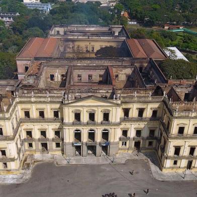 Rescaldo no museu Nacional levará mais de dois dias, diz Corpo de BombeirosRJ - MUSEU NACIONAL/INCÊNDIO - GERAL - Vista do Museu Nacional, na Quinta da Boa Vista, na zona norte do Rio,   após o incêndio de grandes proporções ocorrido na noite do domingo, 02.   Especializado em história natural e mais antigo centro de ciência do País,   o Museu Nacional completou 200 anos em junho em meio a uma situação de   abandono. Quando o fogo começou, a visitação ao museu já havia sido   encerrada e estavam no prédio quatro vigilantes. Ainda não se sabe a causa   do incêndio. O comandante do Corpo de Bombeiros do Rio, coronel Roberto   Robadey, disse na manhã desta segunda-feira, 03, que o trabalho de   rescaldo do incêndio no museu deve durar mais de dois dias, por se tratar   de um prédio histórico e de uma instituição cultural.   03/09/2018 - Foto: FÁBIO MOTTA/ESTADÃO CONTEÚDOEditoria: GERALLocal: RIO DE JANEIROIndexador: FÁBIO MOTTAFonte: ESTADÃO CONTEÚDOFotógrafo: ESTADÃO CONTEÚDO