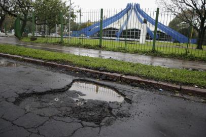  PORTO ALEGRE, RS, BRASIL - 03/09/2018 - Buracos se proliferam por ruas e avenidas da Capital. Na foto: buracos da Av. Ipiranga em frente ao Planetário. (FOTO: ANSELMO CUNHA/ESPECIAL)