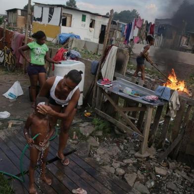  PORTOALEGRE-RS-BR-DATA:20150417Haitianos na Ocupação Progresso, no bairro Sarandi.Brasileiros que vivem juntos com os haitianos na mesma ocupação.FOTÓGRAFO:TADEUVILANI DATA:20150417