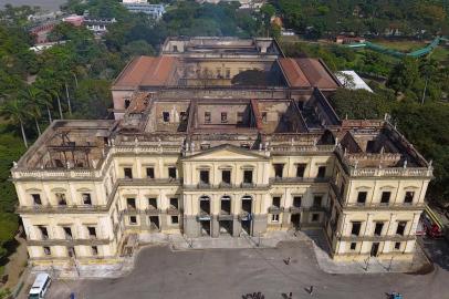 Rescaldo no museu Nacional levará mais de dois dias, diz Corpo de BombeirosRJ - MUSEU NACIONAL/INCÊNDIO - GERAL - Vista do Museu Nacional, na Quinta da Boa Vista, na zona norte do Rio,   após o incêndio de grandes proporções ocorrido na noite do domingo, 02.   Especializado em história natural e mais antigo centro de ciência do País,   o Museu Nacional completou 200 anos em junho em meio a uma situação de   abandono. Quando o fogo começou, a visitação ao museu já havia sido   encerrada e estavam no prédio quatro vigilantes. Ainda não se sabe a causa   do incêndio. O comandante do Corpo de Bombeiros do Rio, coronel Roberto   Robadey, disse na manhã desta segunda-feira, 03, que o trabalho de   rescaldo do incêndio no museu deve durar mais de dois dias, por se tratar   de um prédio histórico e de uma instituição cultural.   03/09/2018 - Foto: FÁBIO MOTTA/ESTADÃO CONTEÚDOEditoria: GERALLocal: RIO DE JANEIROIndexador: FÁBIO MOTTAFonte: ESTADÃO CONTEÚDOFotógrafo: ESTADÃO CONTEÚDO