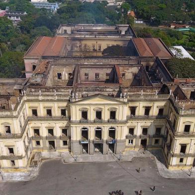 Rescaldo no museu Nacional levará mais de dois dias, diz Corpo de BombeirosRJ - MUSEU NACIONAL/INCÊNDIO - GERAL - Vista do Museu Nacional, na Quinta da Boa Vista, na zona norte do Rio,   após o incêndio de grandes proporções ocorrido na noite do domingo, 02.   Especializado em história natural e mais antigo centro de ciência do País,   o Museu Nacional completou 200 anos em junho em meio a uma situação de   abandono. Quando o fogo começou, a visitação ao museu já havia sido   encerrada e estavam no prédio quatro vigilantes. Ainda não se sabe a causa   do incêndio. O comandante do Corpo de Bombeiros do Rio, coronel Roberto   Robadey, disse na manhã desta segunda-feira, 03, que o trabalho de   rescaldo do incêndio no museu deve durar mais de dois dias, por se tratar   de um prédio histórico e de uma instituição cultural.   03/09/2018 - Foto: FÁBIO MOTTA/ESTADÃO CONTEÚDOEditoria: GERALLocal: RIO DE JANEIROIndexador: FÁBIO MOTTAFonte: ESTADÃO CONTEÚDOFotógrafo: ESTADÃO CONTEÚDO