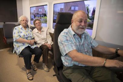 Rudi ten Brink drives Annie Arendsen, left, and Truus Ooms in a virtual bus at a care facility in Doetinchem, Netherlands.Rudi ten Brink drives Annie Arendsen, left, and Truus Ooms in a virtual bus at a care facility in Doetinchem, Netherlands, April 20, 2018. Dutch caregivers take an unorthodox, nurturing approach to dementia treatment, harnessing the power of relaxation, childhood memories, sensory aids, soothing music and family structure. (Ilvy Njiokiktjien/The New York Times)Editoria: ILocal: DOETINCHEMIndexador: ILVY NJIOKIKTJIENSecao: AFonte: NYTNSFotógrafo: STR