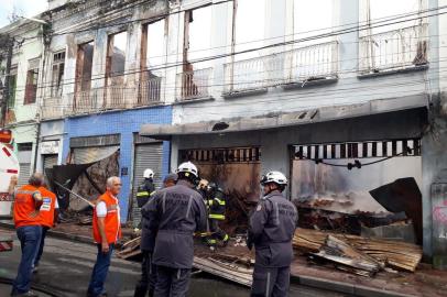 BA - INCÊNDIO-CASARÕES-RESCALDO-BA - GERAL - Bombeiros fazem trabalho de rescaldo no incêndio que atingiu dois casarões na Baixa dos Sapateiros, no Centro Histórico de Salvador (BA), nesta terça-feira (4). O incêndio atingiu os imóveis que obrigavam os estabelecimentos Belíssima Confecções, Ítalo Confecções, Vitrine Joia, Verona Kids e Serraria e Organização Carvalho. 04/09/2018 - Foto: ROMILDO DE JESUS/FUTURA PRESS/FUTURA PRESS/ESTADÃO CONTEÚDO