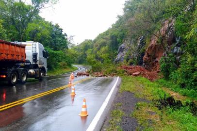 CARLOS BARBOSA, 04/09/2018, Queda de barreira na RS-446