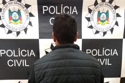 A Polícia Civil de Vacaria prendeu nesta terça-feira Jonatas Mizael Oliveira da Silva, 27 anos, suspeito de uma tentativa de homicídio no dia 6 de agosto. Na ocasião, conforme a investigação, ele atirou mais de oito vezes contra Tiago da Silva Moreto. O crime foi motivado por ciúmes. 