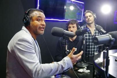  PORTO ALEGRE, RS, BRASIL, 04-09-2018: ex-técnico e ex-lateral do Grêmio, Roger Machado, participa do programa Bola Nas Costas da Rádio Atlântida (FOTO FÉLIX ZUCCO/AGÊNCIA RBS, Editoria de Esportes).