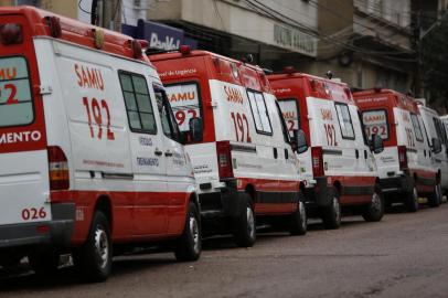  PORTO ALEGRE, RS, BRASIL, 22-08-2013: Ambulâncias do Samu estacionadas na avenida Venâncio Aires, ao lado do Hospital de Pronto Socorro. Samu conta com três equipes no HPS. (Foto: Mateus Bruxel / Diário Gaúcho)