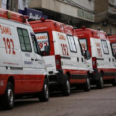  PORTO ALEGRE, RS, BRASIL, 22-08-2013: Ambulâncias do Samu estacionadas na avenida Venâncio Aires, ao lado do Hospital de Pronto Socorro. Samu conta com três equipes no HPS. (Foto: Mateus Bruxel / Diário Gaúcho)