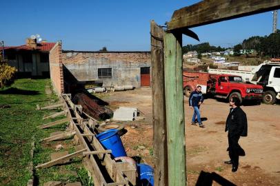  BOM JESUS, RS, BRASIL, 16/08/2018. Vereadores mostram denúncias em uma CPI das obras de Bom Jesus. O investigado é o ex-secretário de Obras Alexandre Arcari Becker, irmão do prefeito Frederico Arcari Becker (PP). Os denunciantes são os vereadores Diogo Kamer Boeira (PDT) (esquerda), Rafael Santos Oliveira (MDB ) (direita) e Miler Alves Woff (MDB). (Diogo Sallaberry/Agência RBS)