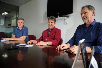  CAXIAS DO SUL, RS, BRASIL 05/09/2017Eleito o novo presidente do SER Caxias. Roberto Delazzeri foi confirmado pelo Conselho Deliberativo como novo mandatário do clube grená. Na foto: Roberto Delazzeri (C), André Randon (E) e Vitacir Pellin(D). (Felipe Nyland/Agência RBS)