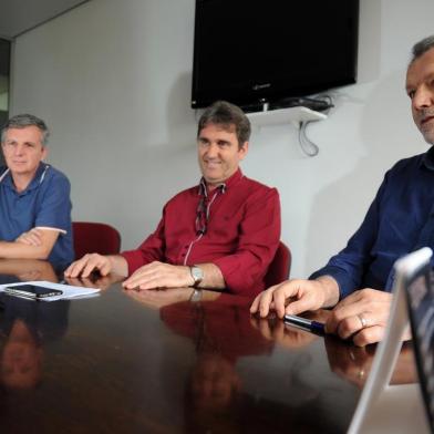  CAXIAS DO SUL, RS, BRASIL 05/09/2017Eleito o novo presidente do SER Caxias. Roberto Delazzeri foi confirmado pelo Conselho Deliberativo como novo mandatário do clube grená. Na foto: Roberto Delazzeri (C), André Randon (E) e Vitacir Pellin(D). (Felipe Nyland/Agência RBS)