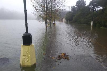 Lago São Bernardo, em São Francisco de Paula, transbordou nesta terça-feira devido às chuvas.