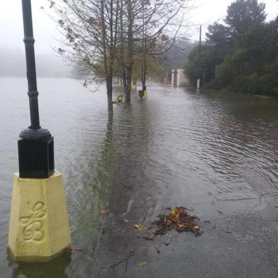 Lago São Bernardo, em São Francisco de Paula, transbordou nesta terça-feira devido às chuvas.