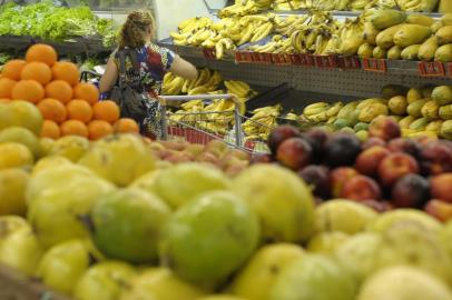 Produtos da cesta básica como carnes são alvo de política de redução fiscal do governo. Esses itens deverão vir com descontos de até 9% nos próximos dias. O primeiro a baixar deve ser a carne.