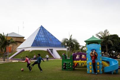 AMETISTA DO SUL, RS, BRASIL, 22-07-2018: Pirâmide esotérica na praça central de Ametista do Sul, na região norte do RS. A cidade, conhecida como a capital mundial da ametista, busca desenvolver o turismo ligado à energia e poder das pedras. (Foto: Mateus Bruxel / Agência RBS)