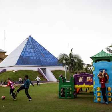 AMETISTA DO SUL, RS, BRASIL, 22-07-2018: Pirâmide esotérica na praça central de Ametista do Sul, na região norte do RS. A cidade, conhecida como a capital mundial da ametista, busca desenvolver o turismo ligado à energia e poder das pedras. (Foto: Mateus Bruxel / Agência RBS)