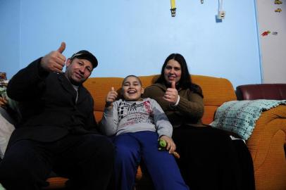  CAXIAS DO SUL, RS, BRASIL, 05/09/2018 - Cirurgia inédita: hospital Pompéia, de Caxias do Sul, fez um tipo de cirurgia inédita no RS para o tratamento do câncer. Paciente era uma criança com um tipo de tumor ósseo muito agressivo. NA FOTO: Davi da Silva (no meio) e seus pais. (Marcelo Casagrande/Agência RBS)