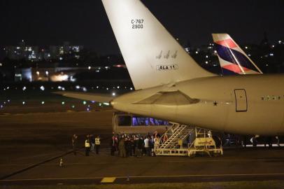  PORTO ALEGRE, RS, BRASIL, 05-09-2018. Desembarque de 125 imigrantes venezuelanos que chegam ao RS em avião da FAB no aeroporto Salgado Filho. (ANSELMO CUNHA/ESPECIAL(