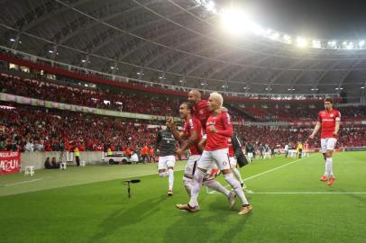 Inter vence o Flamengo e assume a liderança do Brasileirão. Na foto, Pottker comemora com patrick e Jonatan Alvez o primeiro gol. Ao fundo, Rodrigo Dourado