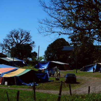  FARROUPILHA, RS, BRASIL, 28/08/2018. Ciganos acampam em terreno próximo ao Santuário de Nossa Senhora de Caravaggio. (Diogo Sallaberry/Agência RBS)