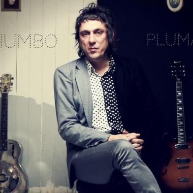 Marcelo Gross, guitarrista e compositor da Cachorro Grande, lança seu segundo álbum em carreira solo, chamado Chumbo & Pluma.