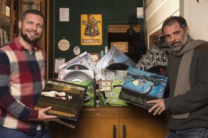  Kiko Kroeff e Cagê Lisboa, idealizadores do Bazar do Vinil no Empório Canela, em Canela (RS).