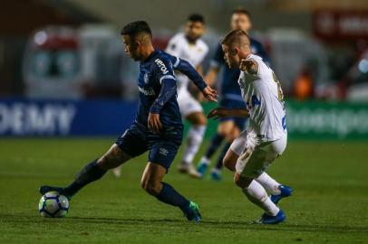 Gremio x SantosRS - FUTEBOL/CAMPEONATO BRASILEIRO 2018/GREMIO X SANTOS - ESPORTES - Lance da partida entre Gremio e Santos disputada na noite desta quinta-feira, no Estadio Pacaembu, em Sao Paulo, valida pelo Campeonato Brasileiro 2018. FOTO: LUCAS UEBEL/GREMIO FBPAEditoria: SPOIndexador: Lucas UebelSecao: futebolFonte: Gremio.netFotógrafo: Gremio x Santos