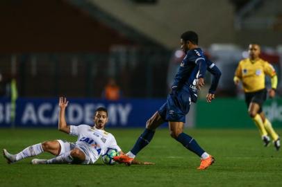 Gremio x SantosRS - FUTEBOL/CAMPEONATO BRASILEIRO 2018/GREMIO X SANTOS - ESPORTES - Lance da partida entre Gremio e Santos disputada na noite desta quinta-feira, no Estadio Pacaembu, em Sao Paulo, valida pelo Campeonato Brasileiro 2018. FOTO: LUCAS UEBEL/GREMIO FBPAEditoria: SPOIndexador: Lucas UebelSecao: futebolFonte: Gremio.netFotógrafo: Gremio x Santos