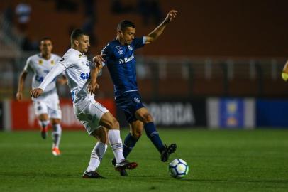 Gremio x SantosRS - FUTEBOL/CAMPEONATO BRASILEIRO 2018/GREMIO X SANTOS - ESPORTES - Lance da partida entre Gremio e Santos disputada na noite desta quinta-feira, no Estadio Pacaembu, em Sao Paulo, valida pelo Campeonato Brasileiro 2018. FOTO: LUCAS UEBEL/GREMIO FBPAEditoria: SPOIndexador: Lucas UebelSecao: futebolFonte: Gremio.netFotógrafo: Gremio x Santos