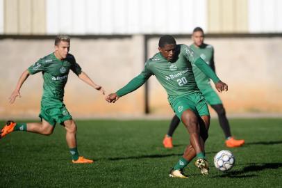  CAXIAS DO SUL, RS, BRASIL, 06/09/2018. Treino do Juventude no CT. O Juventude está disputando a Serie B do Campeonato Brasileiro. Na foto, atacante Yuri Mamute (D). (Porthus Junior/Agência RBS)