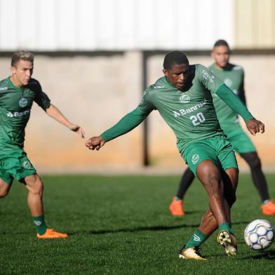  CAXIAS DO SUL, RS, BRASIL, 06/09/2018. Treino do Juventude no CT. O Juventude está disputando a Serie B do Campeonato Brasileiro. Na foto, atacante Yuri Mamute (D). (Porthus Junior/Agência RBS)