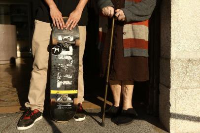  PORTO ALEGRE, RS, BRASIL 10/09/2016 - Skate no asilo, evento divertido realizado no Asilo Padre Cacique para arrecadar doações  e também aproximar os jovens dos vovôs e vovós que moram lá. (FOTO: CARLOS MACEDO/AGÊNCIA RBS).